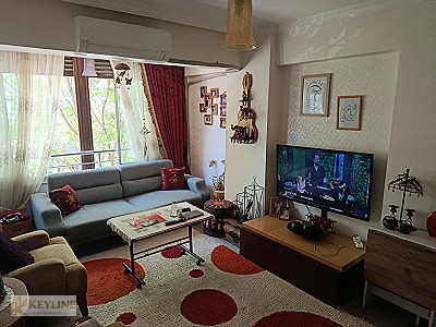 KARŞIYAKA YALI'DA MÜKEMMEL KONUMDA, BAKIMLI ÇİFT CEPHE 2+1 DAİRE