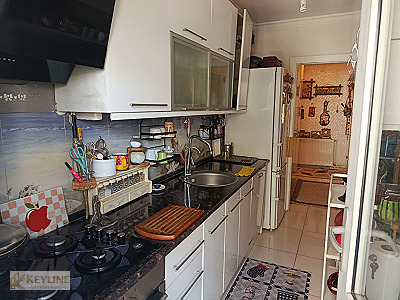 KARŞIYAKA YALI'DA MÜKEMMEL KONUMDA, BAKIMLI ÇİFT CEPHE 2+1 DAİRE