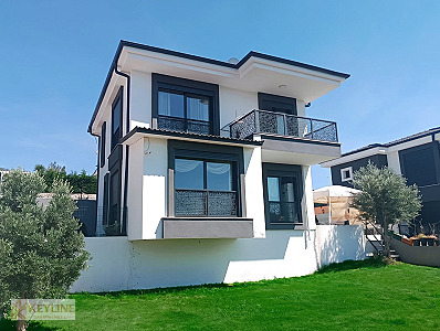URLA İÇMELERDE DENİZ MANZARALI LUX YAPILI MÜSTAKİL VİLLA