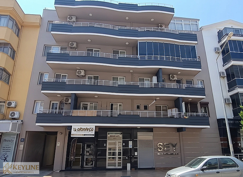 KARŞIYAKA YALI'DA MÜKEMMEL KONUMDA, BAKIMLI ÇİFT CEPHE 2+1 DAİRE